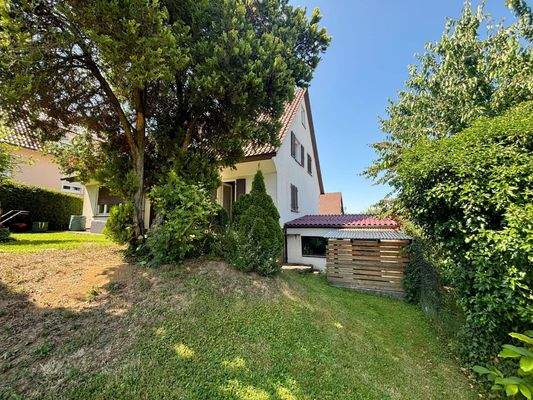 Rückansicht mit schattigem Baum