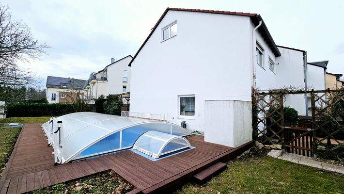 Seitenansicht vom Garten 