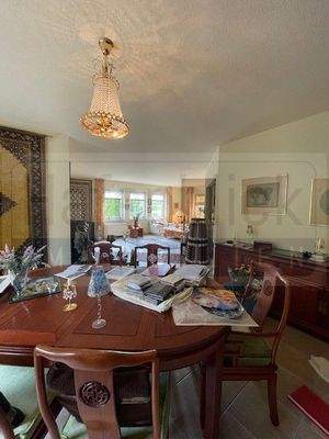 Essecke im Wohnzimmer mit Fenstern