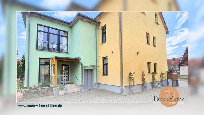 Hauseingang und Personenaufzug