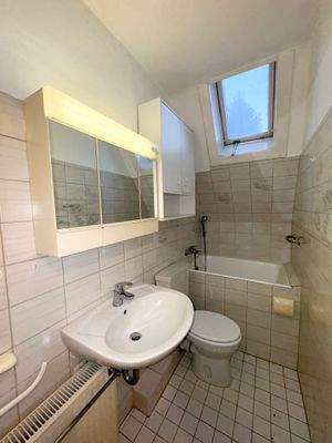 Zweites Badezimmer mit Duschwanne