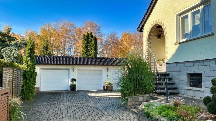 Doppelgarage und Eingangsbereich