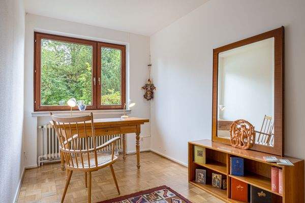 und Lesezimmer mit Echtholzböden