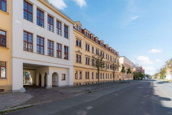 Gebäudeansicht 2 mit Zugang