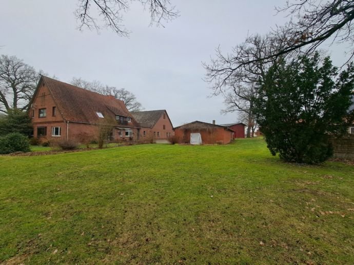 „Ponys hinterm Haus“  Resthof mit großem Wohnhaus und 15.000 m² Grundstück mit Weideland am Hof