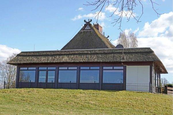 Gartenseite ehemalige Schwimmhalle