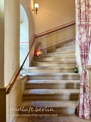 Bauzeitlich erhaltene Treppe Richtung 1.OG.jpg