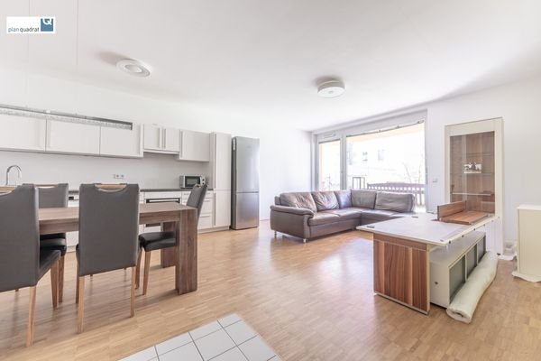 Wohn- / Esszimmer mit Küchenzeile (ca. 24,10 m²)