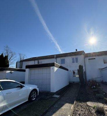 Ansicht von Zufahrtsstraße (Fenster der Nachbarschaft wurden retuschiert)