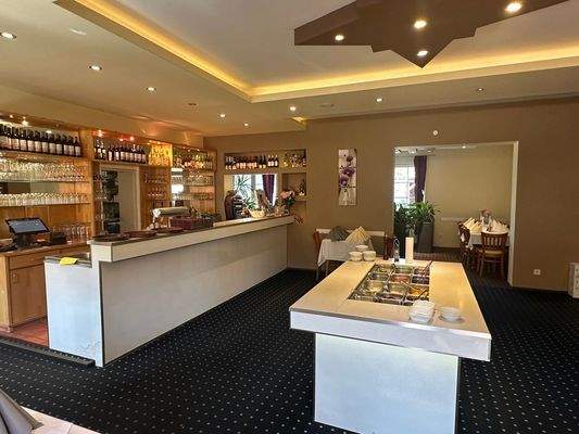 Hauptraum mit Theke und Salatbuffet