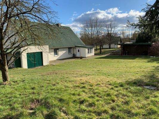 Hausansicht/Grundstück