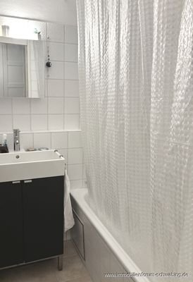 Kleines Bad mit Badewanne