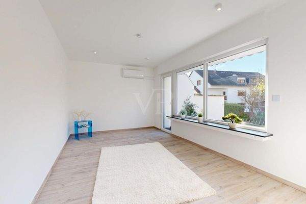 Zimmer mit Balkonzugang OG