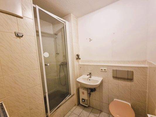 innenliegendes Bad mit Dusche.jpg