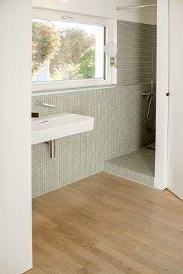 Badezimmer im Dachgeschoss mit Dusche