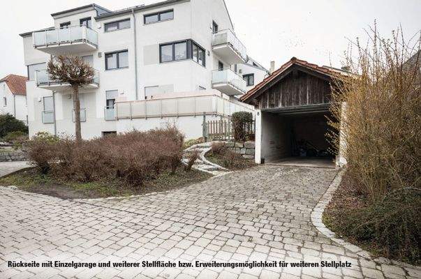 Rückseite Garage mit Zufahrt - Stellplatz