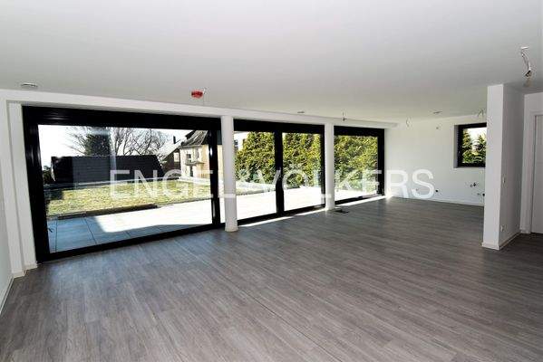 Wohn-, Essbereich mit offener Küche und 9.50 m Fensterfront