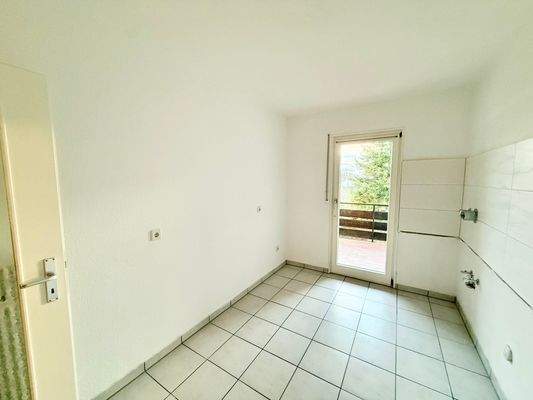 Großzügige Küche ähnlich mit Zugang zur Loggia 2