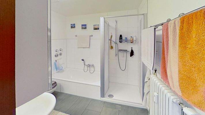 Badezimmer mit Dusche