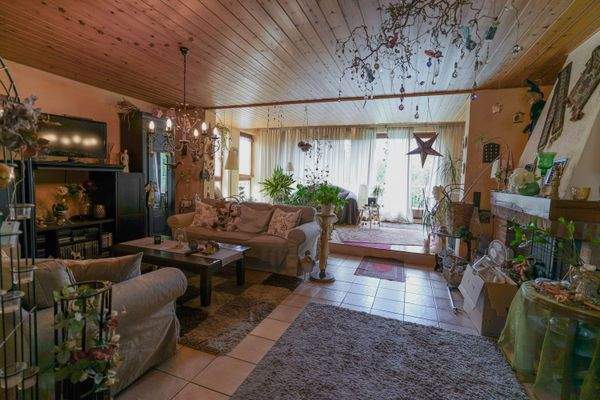 Großes Wohnzimmer mit toller Terrassenfront+Kamin