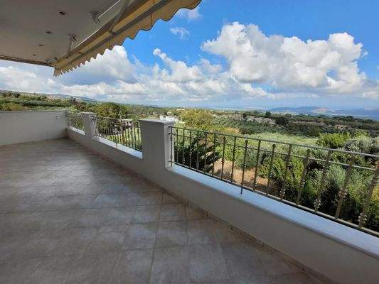 Kreta, Argouli: Zweistöckiges Haus mit Keller zu verkaufen