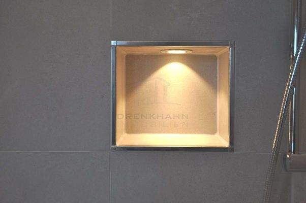 beleuchtete Duschablage