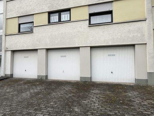 Mittlere Garage zur Wohnung