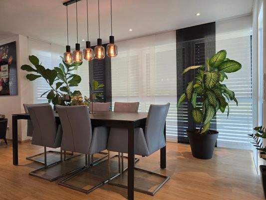 Essbereich stilvoll im lichtdurchfluteten Erker