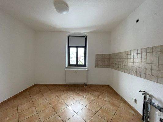 Küche mit Fenster und Fliesenspiegel