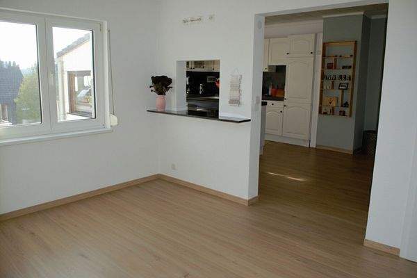 Essbereich mit Durchreiche zur offenen Küche 