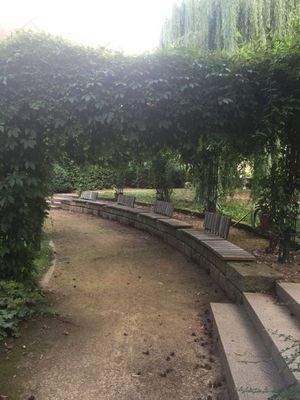 Sitzmöglichkeiten im Hof