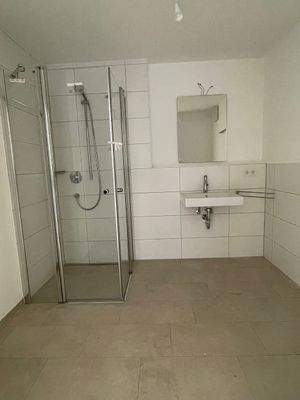 Modernes Bad mit Dusche