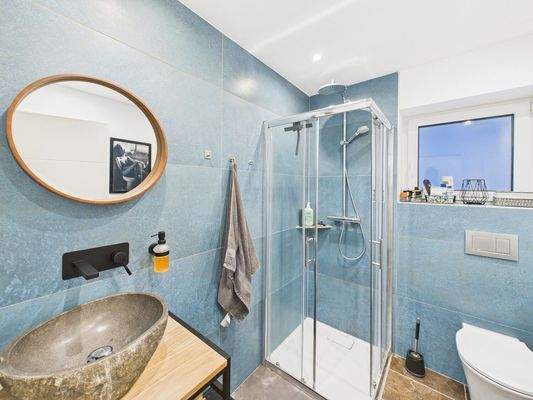 neuwertiges Badezimmer