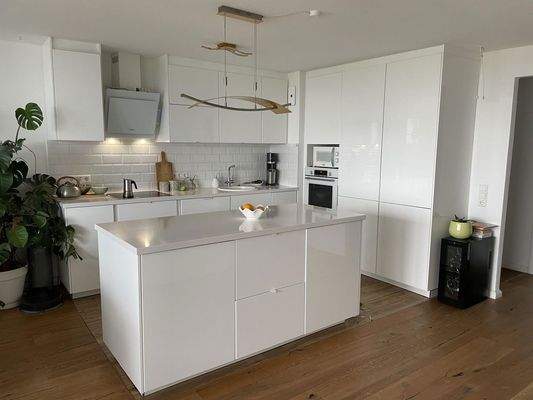 Moderne Küche mit Insel