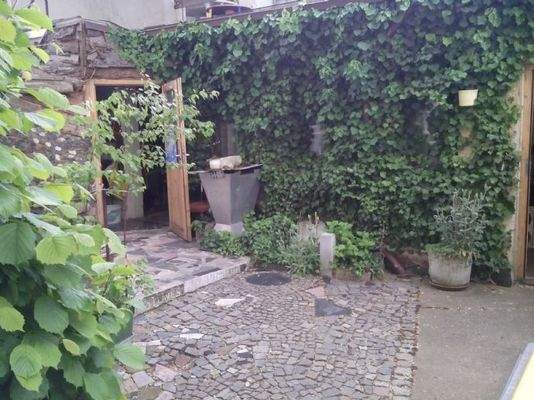 kleiner Innenhof mit Abstellräumen und Dachterasse