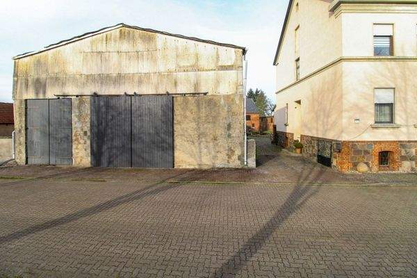 Einfahrt mit Scheune