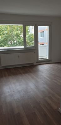 Wohnzimmer mit Balkon