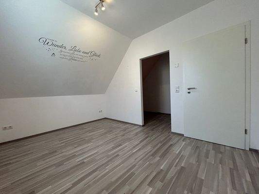 Schlafzimmer mit Ankleide im DG