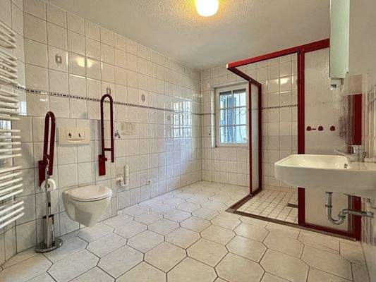 großzügiges Tageslichtbad mit Dusche