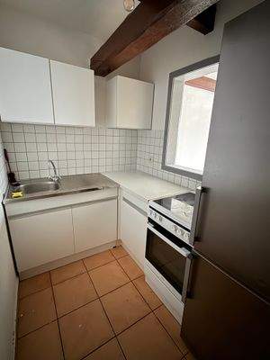 Küche (rechts die Durchreiche)