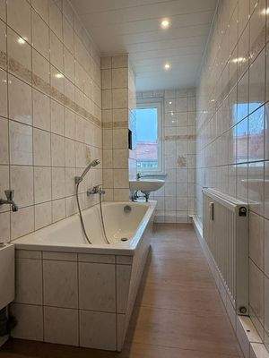 Bad mit Fenster, Wanne, WM-Anschluss