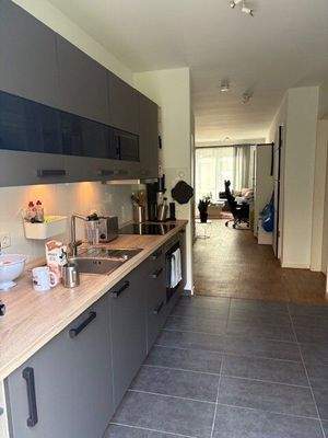 Küche mit Blick in der Wohn-Essbereich
