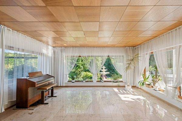 helles Wohnzimmer mit Marmorboden