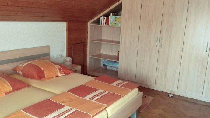 Das Schlafzimmer mit großem Schrank