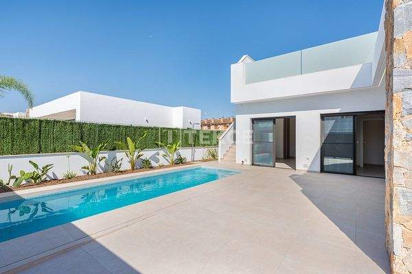 Detached Contemporary Villas near the Beach in Los Alcázares