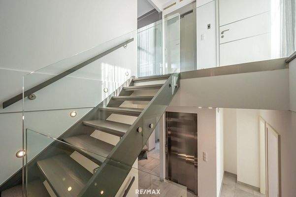 Blick zu den Aufzugszugängen