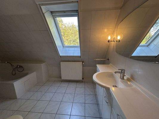 Bad mit Wanne und Dusche im DG