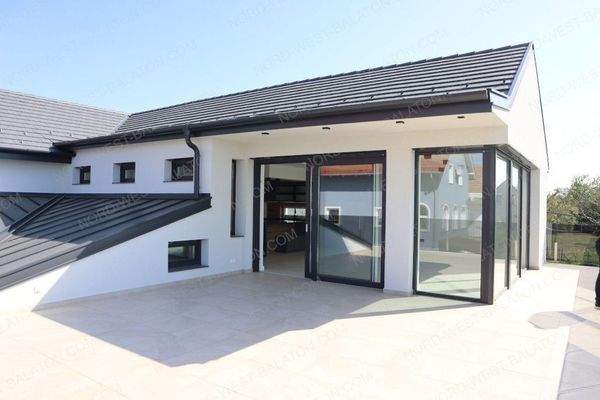 Panoramaterrasse mit Blick zum Haus