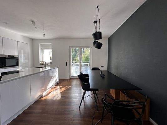 Küche mit Essbereich und Terrasse