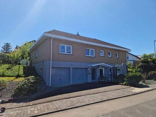 Außenansicht mit Doppelgarage